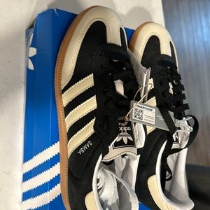 NWT (box torn on sides) Samba WMNS "Core Black / Wonder White"   Women’s Sz 9.5